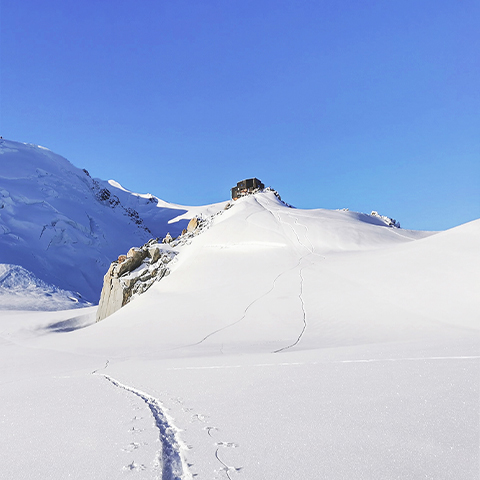 À l'abri des sommets