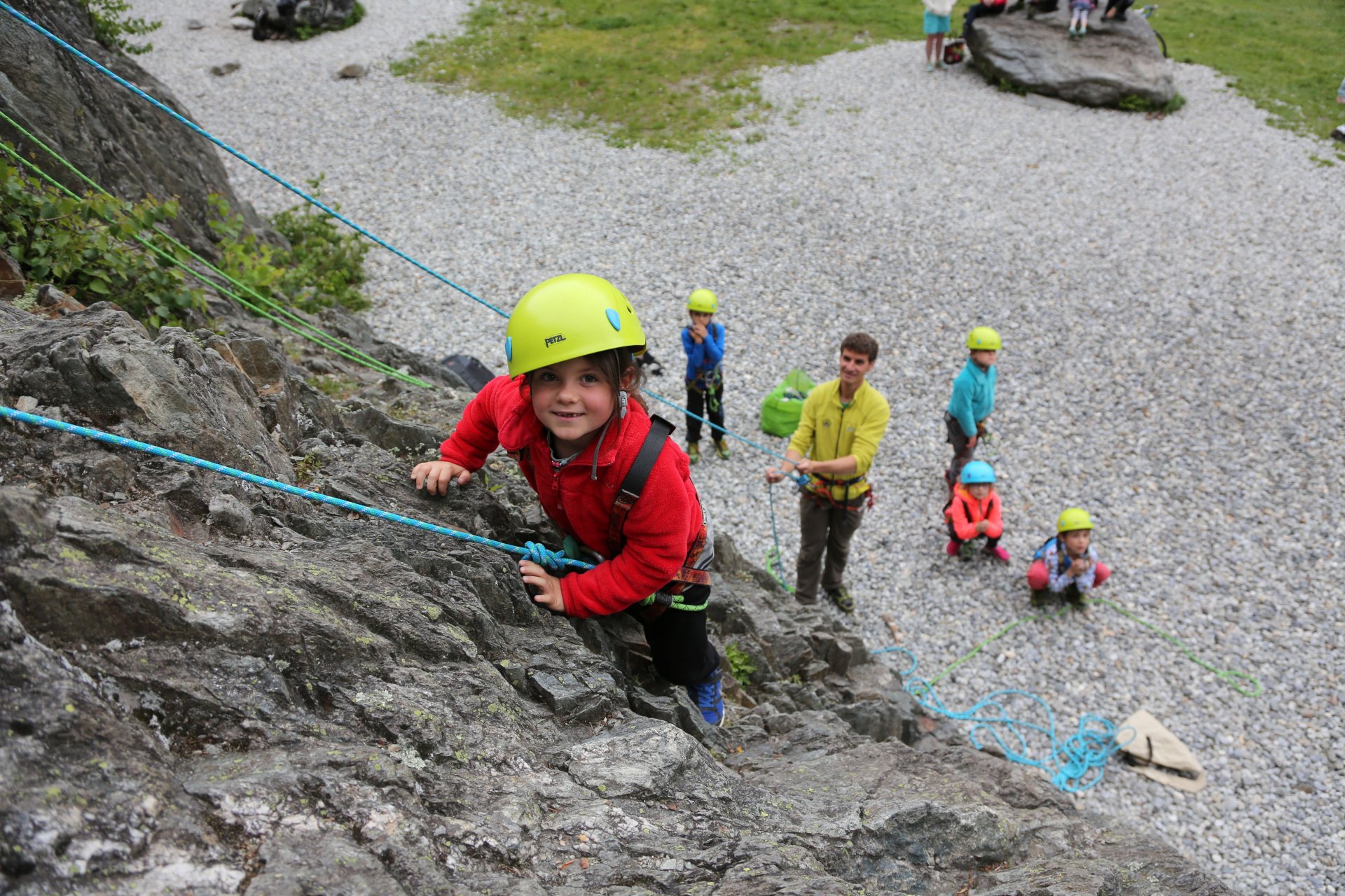 Escalade, ecole escalade, enfants, spider kids, climbing, gaillands, chamonix, compagnie des guides, guides, rocher, mont blanc