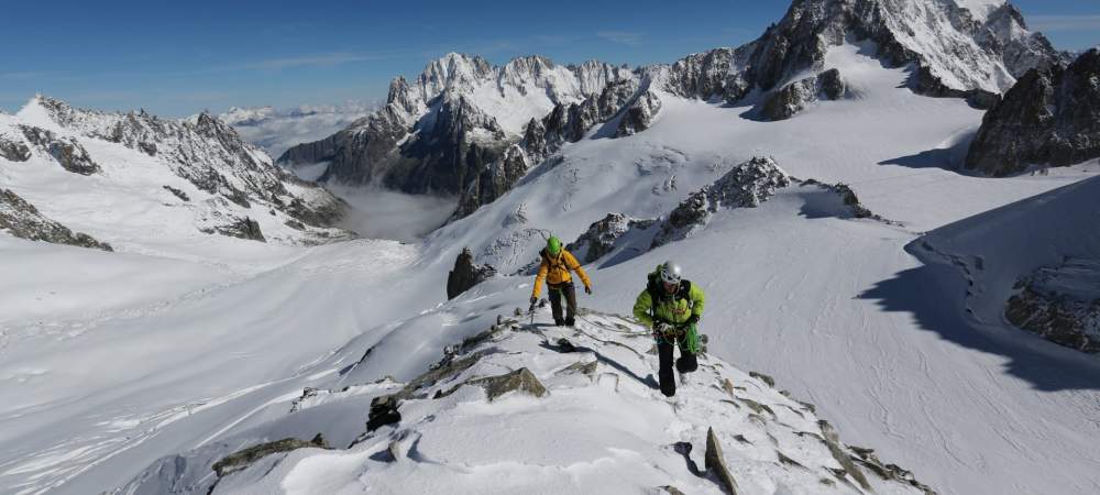 Stage initiation alpinisme Chamonix. alpiniste dans la Vallée Blanche au sommet du Grand Flambeau