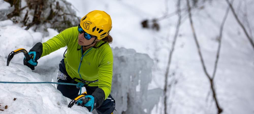 Une femme escalade la glace sur le site de Bérard à Chamonix