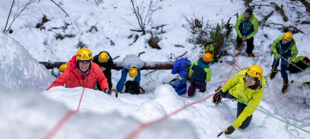 Un groupe découvre l'escalade de glace à Chamonix