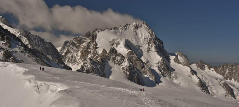 Famille arrivant au sommet de Tête Blanche sur le glacier du Tour 