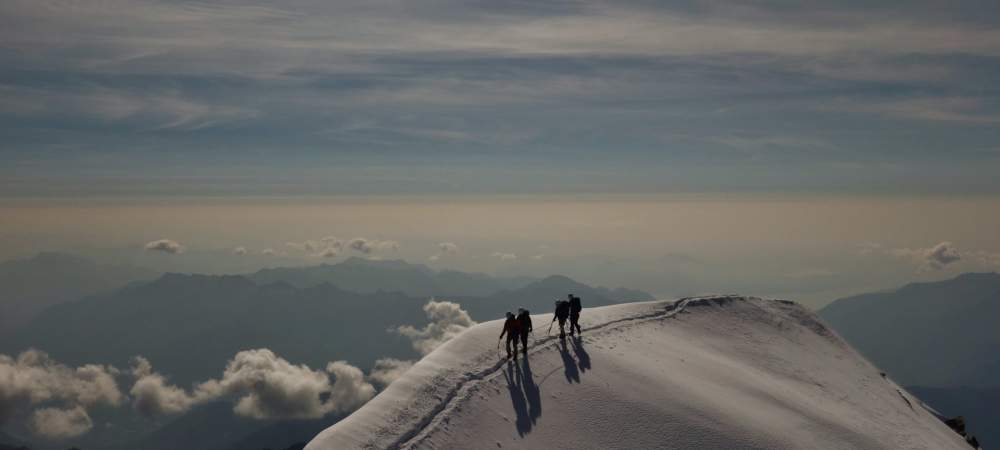 Alpinistes sur l'arête du sommet du Weissmies