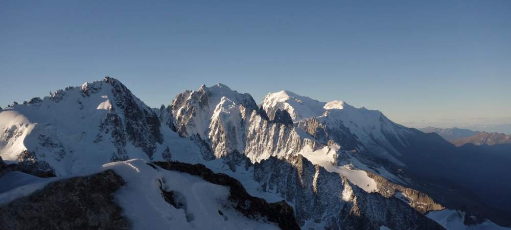 Vue sur le massif du Mont Blanc depuis le sommet de l'Aiguille du Tour
