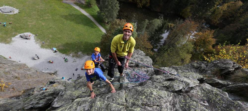 Des enfants font de l'escalade avec un guide au site des Gaillands à Chamonix