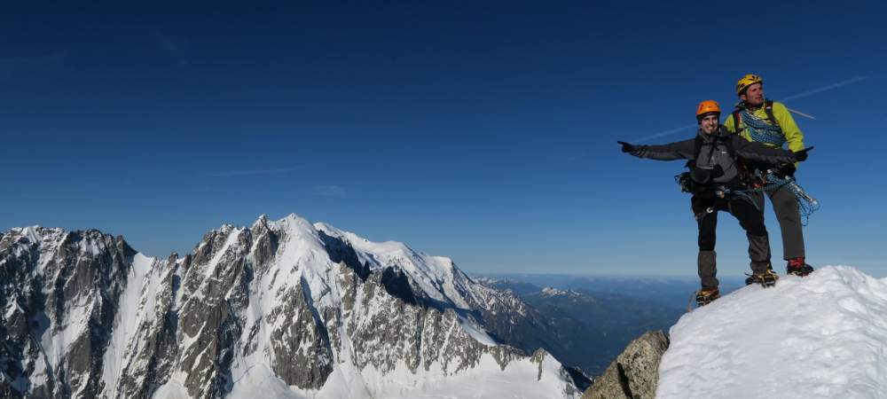 Stage alpinisme Chamonix. Cordée au sommet de l'Aiguille du Chardonnet