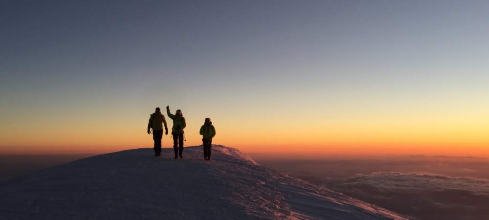 Alpinistes au sommet du Mont Blanc au coucher du soleil
