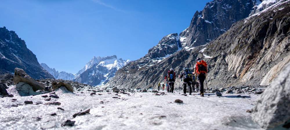 Alpinistes sur la mer de glace à Chamonix