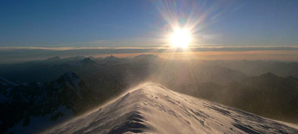 Mont Blanc à ski de randonnée, lever de soleil au sommet du Mont Blanc