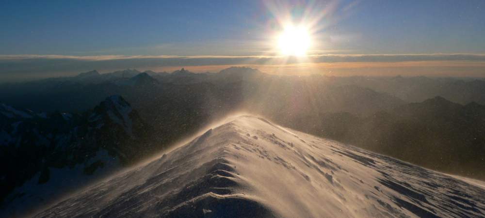 Lever de soleil sur le sommet du Mont Blanc