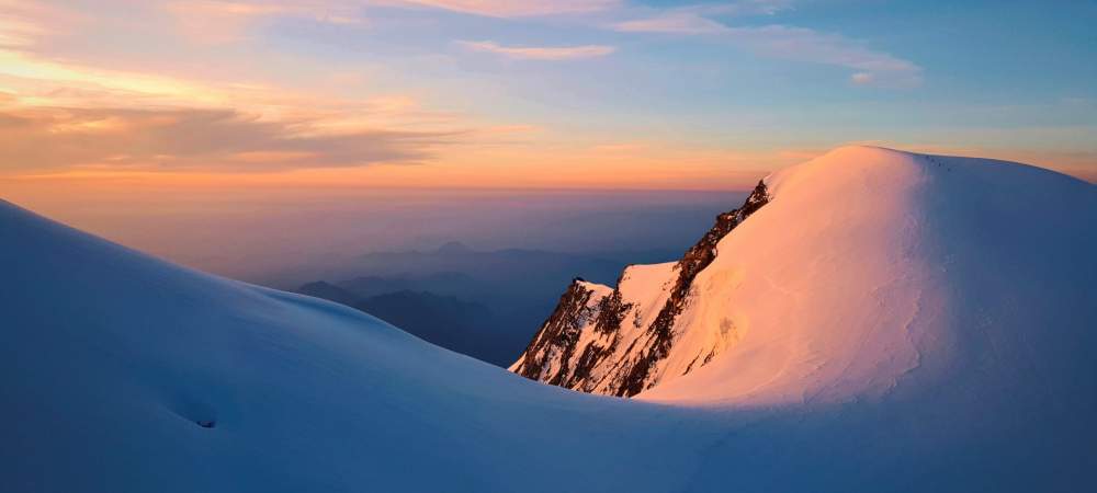 Lever de soleil sur le sommet de la Pyramide Vincent dans le Massif du Mont Rose