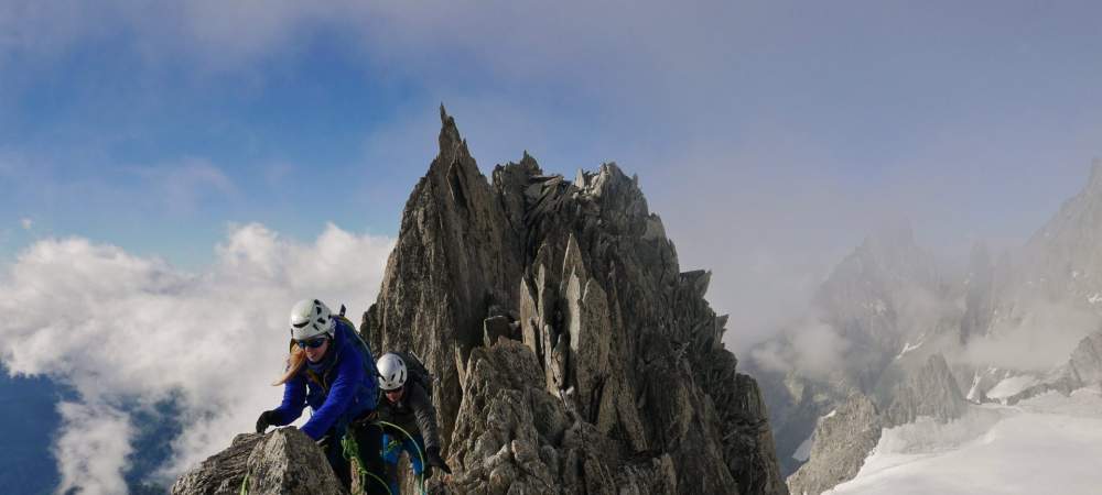 Apinistes dans la traversée des Aiguilles d'Entrèves