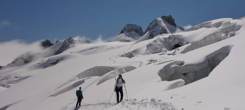 Cordée d'alpinistes dans les crevasses de la Vallée Blanche en été