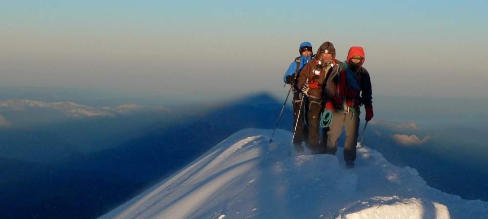 Alpinistes au sommet du Mont Blanc au lever du soleil