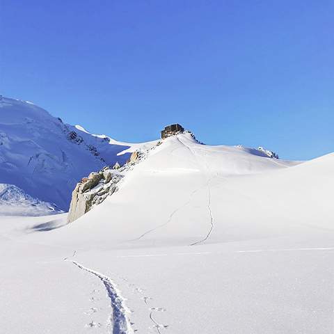 À l'abri des sommets