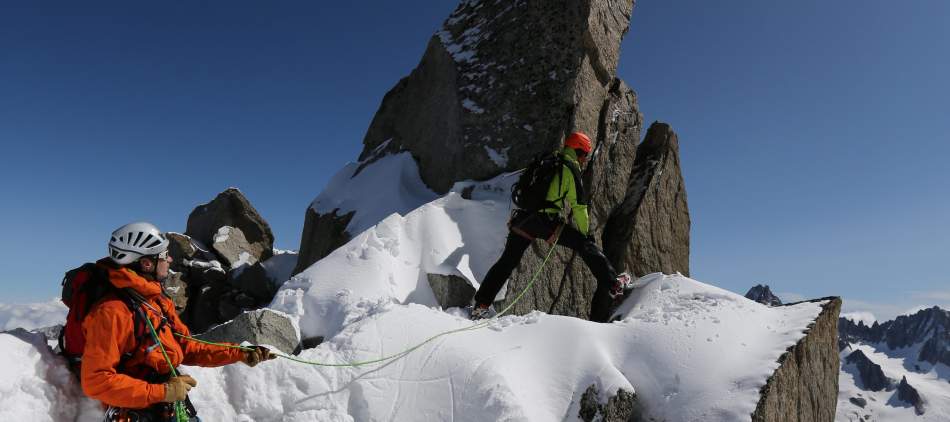 apprentisage des techniques d'assurages sur une arete chamonix Mont Blanc