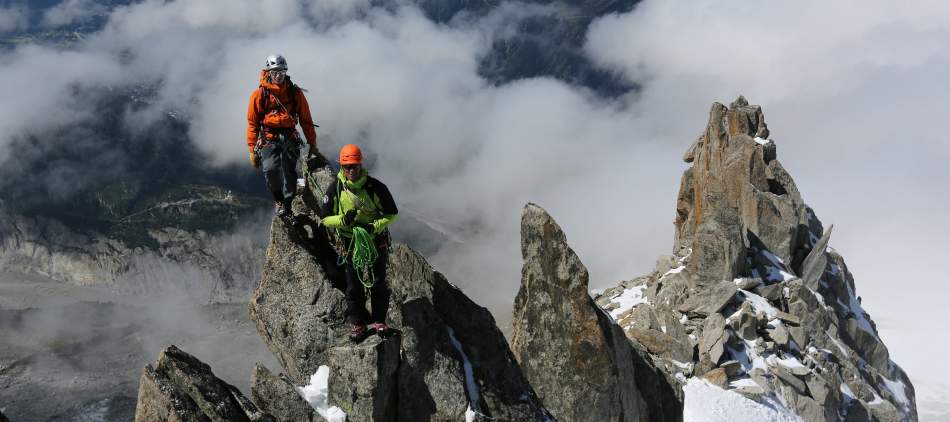 alpinistes apprennent l'assurage en mouvement chamonix Mont Blanc