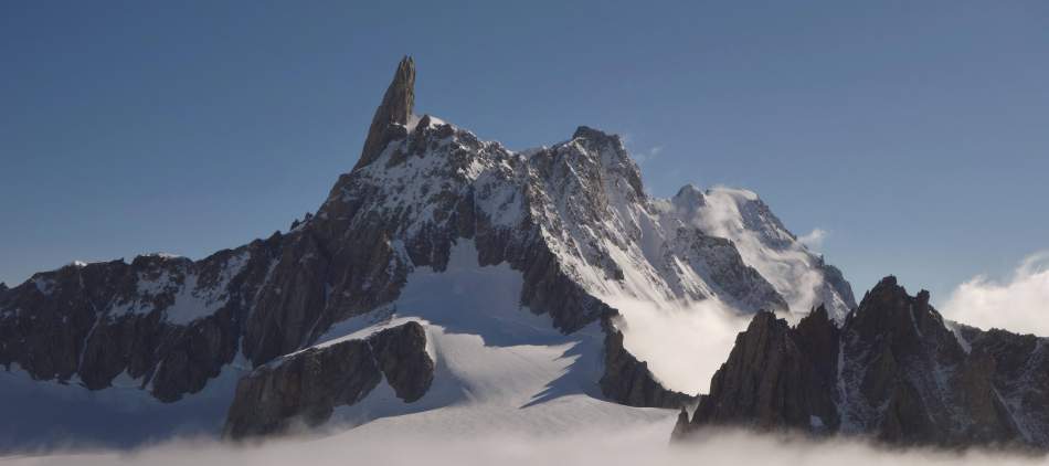 Bivouac sous tente en haute montagne massif du Mont Blanc Chamonix