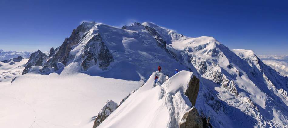 Alpinistes sur l'arête des Comiques devant le Mont Blanc du Tacul