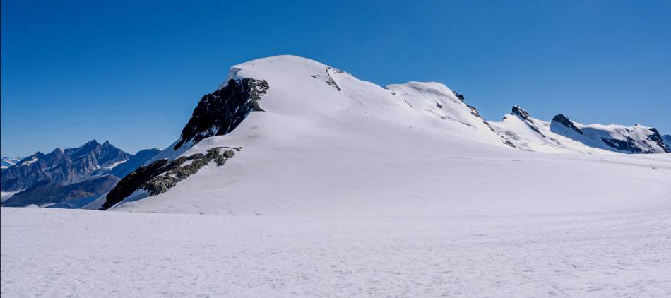 La voie normale du Breithorn en pente douce sur glacier