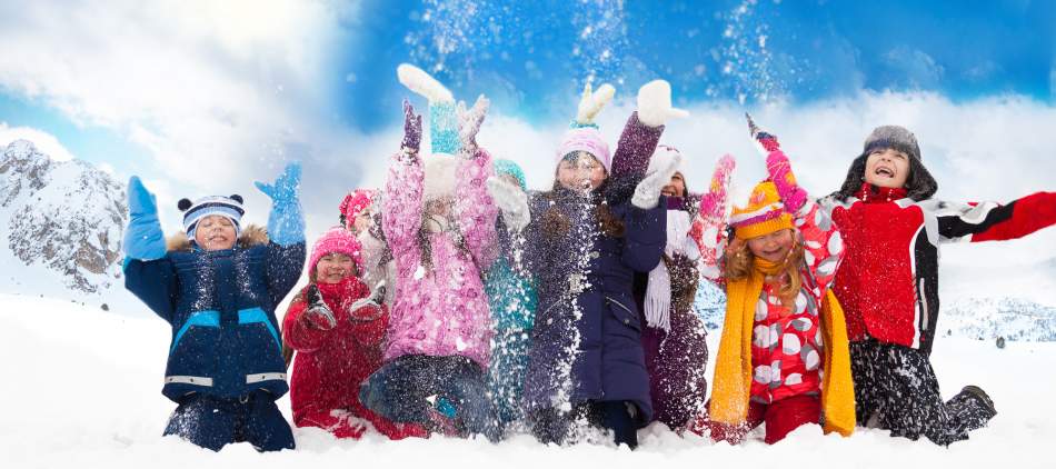 Des enfants jouent dans la neige à Chamonix