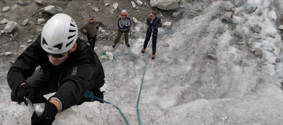 Des alpinistes s'entrainent sur la Mer de glace à Chamonix