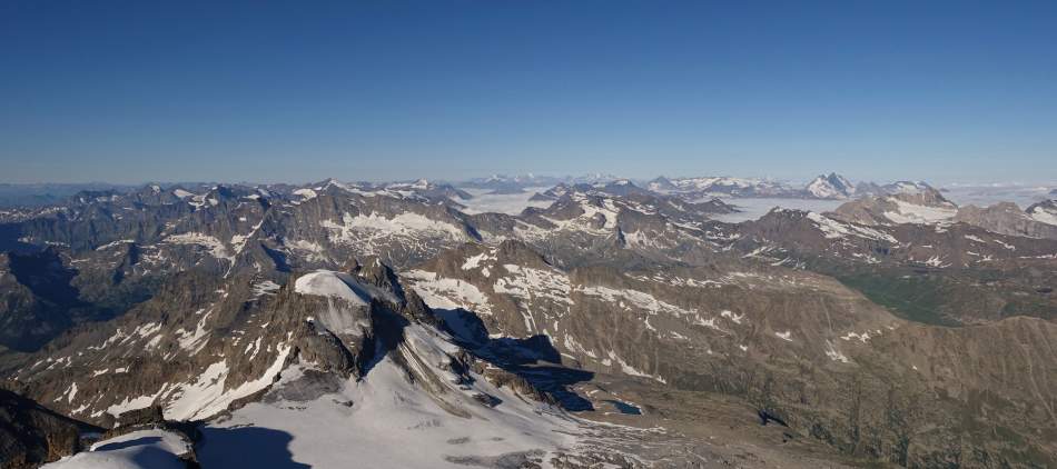 Vue sur les Alpes depuis le sommet du Grand Paradis