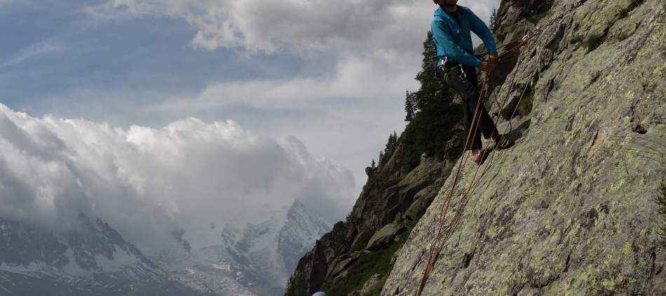 Deux grimpeurs aux Chéserys Chamonix Aiguilles Rouges escaladent une voie