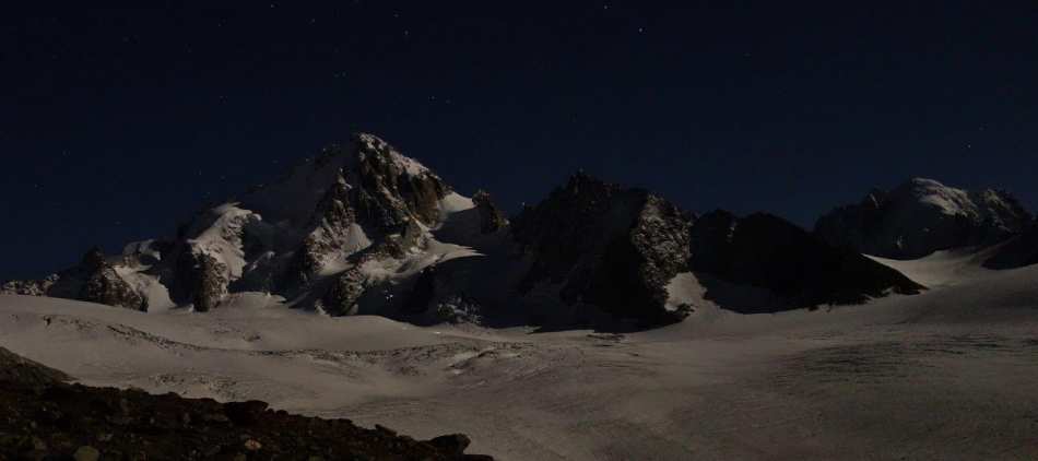Cordées sur le glacier du Tour en pleine nuit