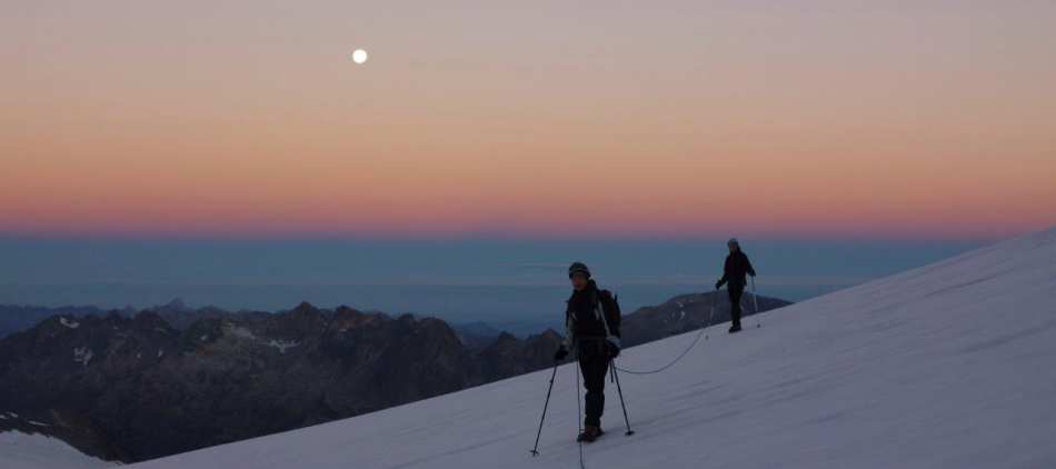 Alpinistes au lever de soleil sur le glacier du Tour