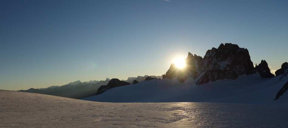 Lever de soleil sur le glacier de Tient et les Aiguilles Dorées