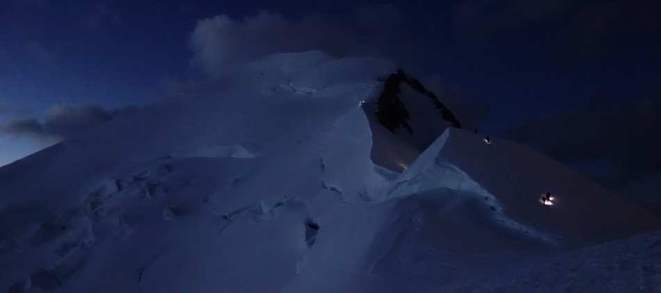 Alpinistes en pleine nuit sur l'arête des Bosses