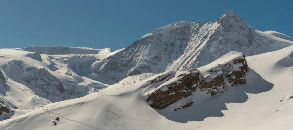 Haute Route Chamonix Zermatt à skis en hiver, Un groupe arrive à la Cabane des Dix