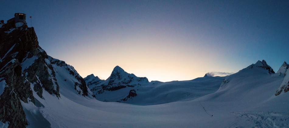 Haute Route Chamonix Zermatt à skis en hiver, Lever de soleil au col de Bertol 