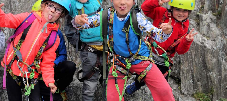 Des enfants font de l'escalade avec un guide au site des Gaillands à Chamonix