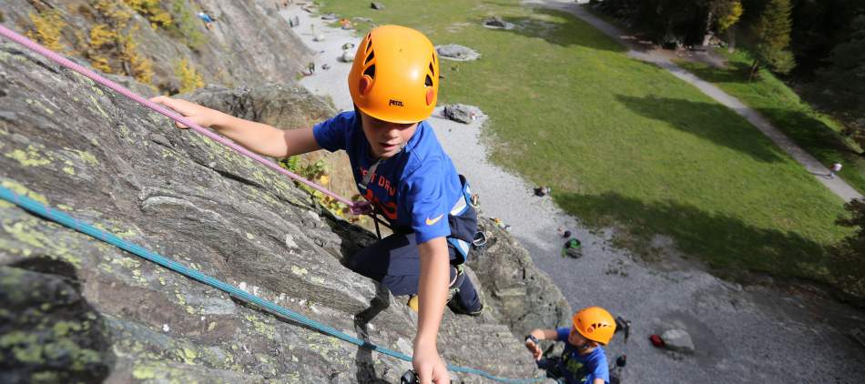 Des enfants font de l'escalade au site des Gaillands à Chamonix