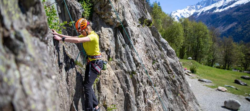 Un adulte fait de  l'escalade au site des Gaillands à Chamonix