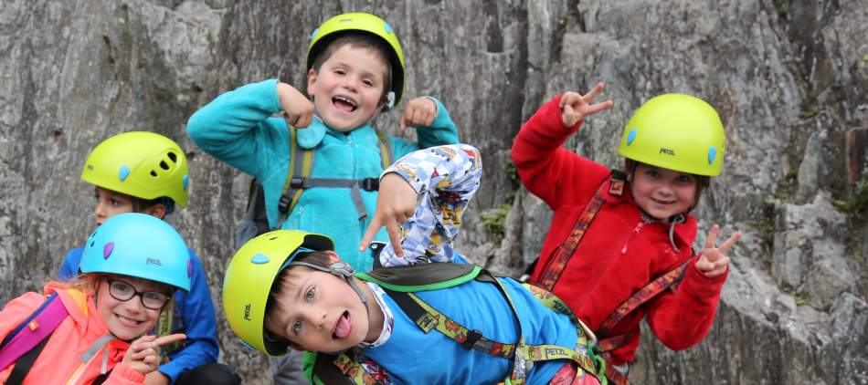 Des enfants font de l'escalade avec un guide au site des Gaillands à Chamonix