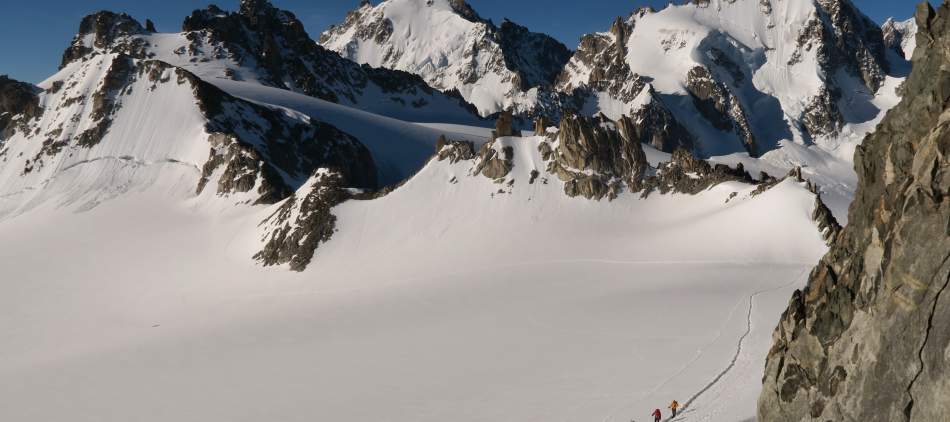 Des alpinistes sur le glacier du Trient dans le massif du Mont Blanc