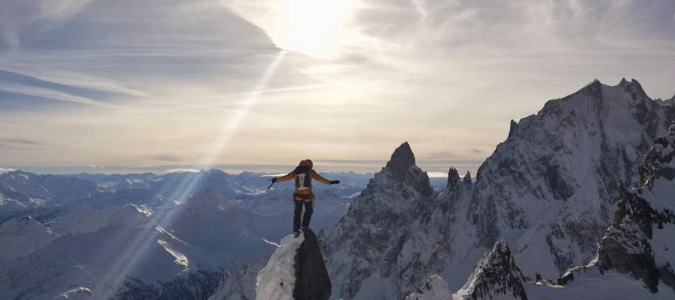 Alpiniste en équilibre sur un sommet des Aiguilles d'Entrèves