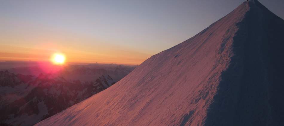 Cordée arrivant au sommet du Mont Blanc au lever de soleil