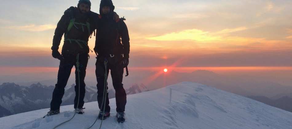 Alpinistes au sommet du Mont Blanc au lever du soleil