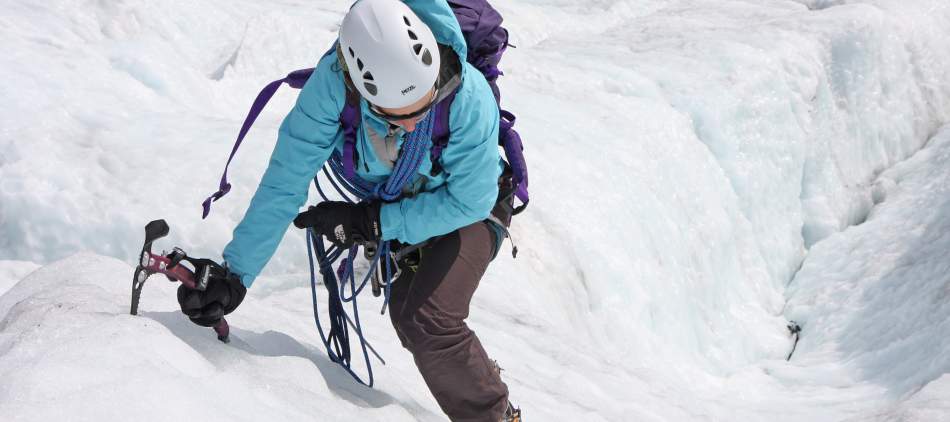 Un alpiniste gravit une lame de glace sur la Mer de Glace à Chamonix