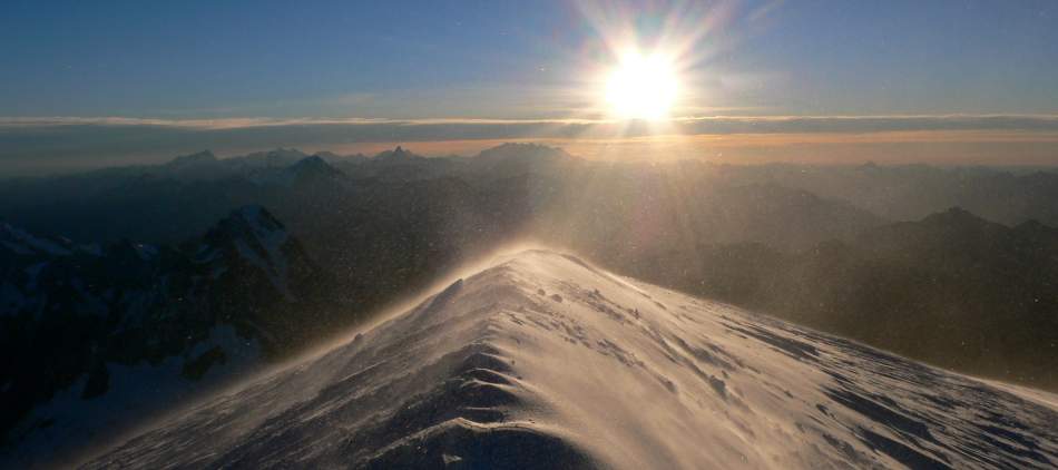 Lever de soleil sur le sommet du Mont Blanc