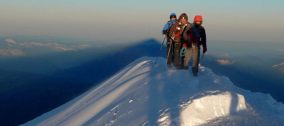 Cordée arrivant au sommet du Mont Blanc au lever de soleil