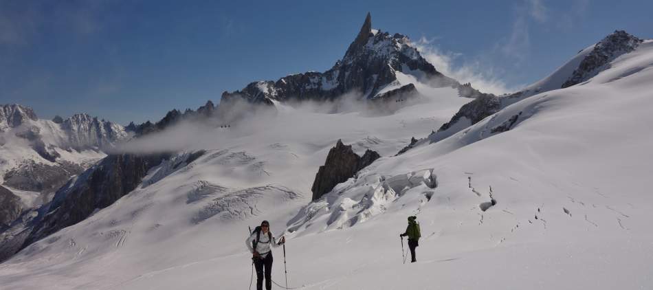 Alpinistes sur le glacier du Géant en été devant la Dent du Géant