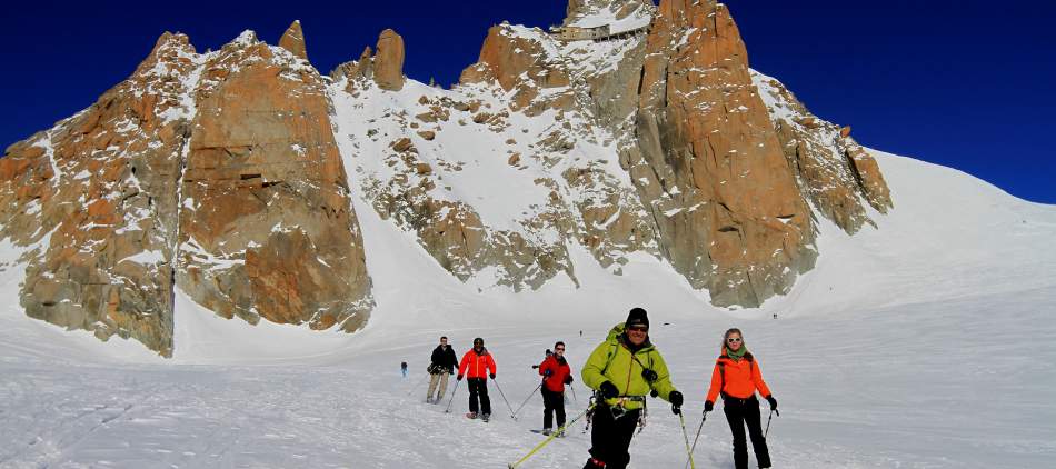 Groupe de skieurs descendent la Vallée Blanche à skis