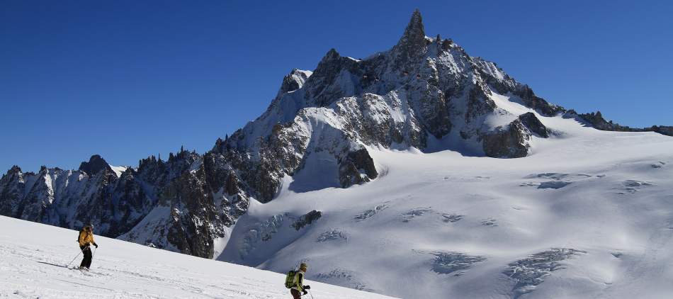 Descente de la Vallée Blanche à skis devant la dent du Géant