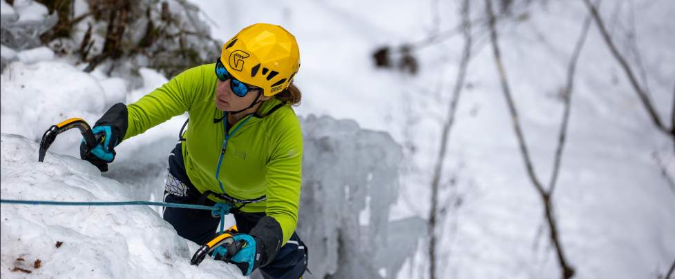 Une femme escalade la glace sur le site de Bérard à Chamonix
