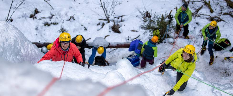 Un groupe découvre l'escalade de glace à Chamonix
